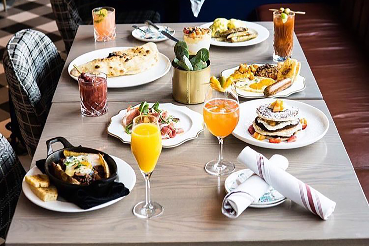 brunch table mimosas