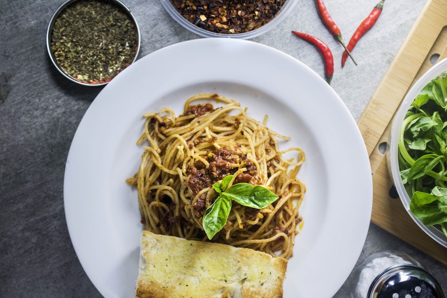 pasta spaghetti garnish plate