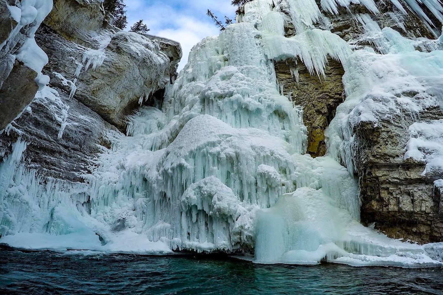 johnston canyon winter calgary