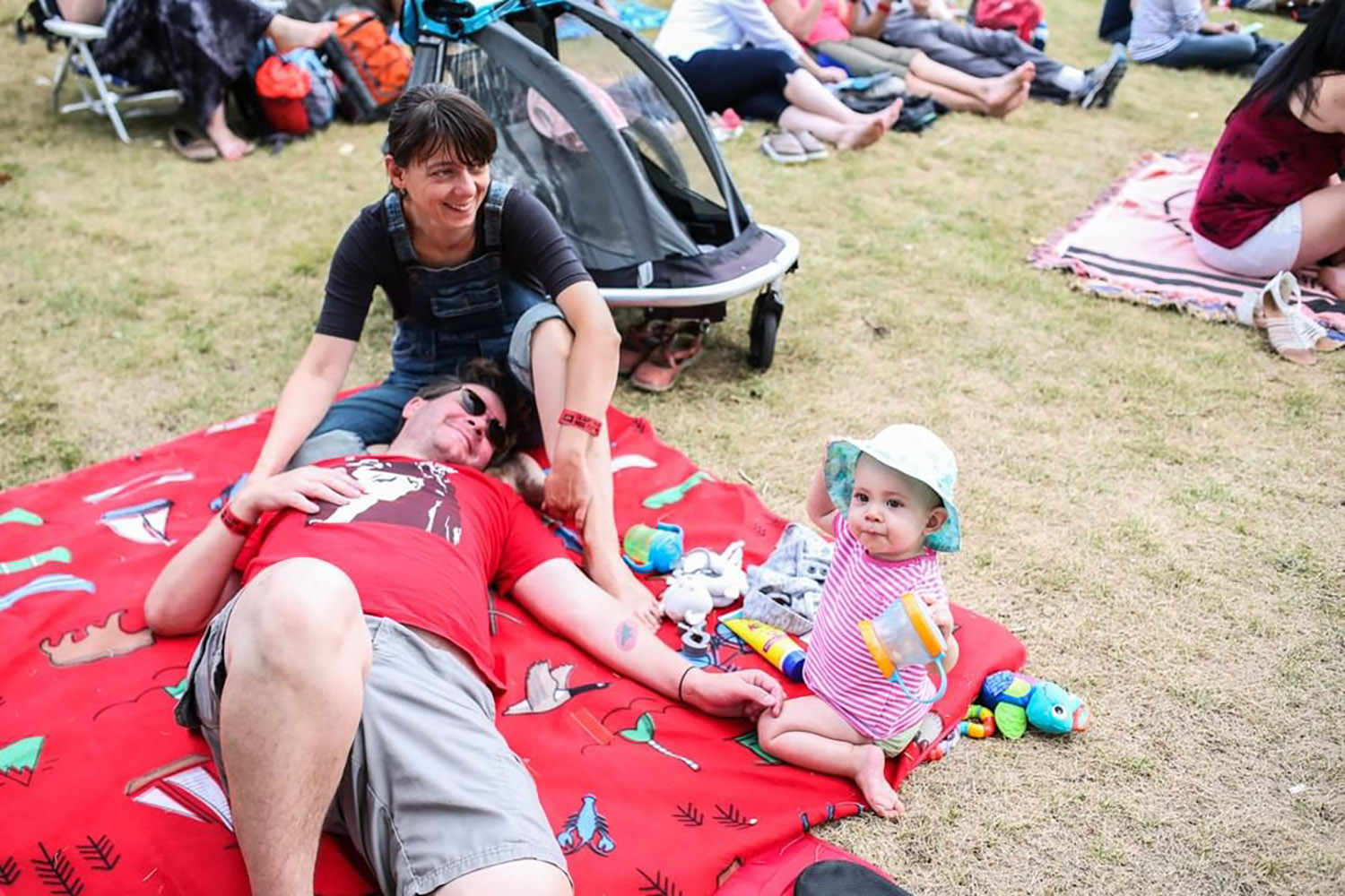 folk-kid-parents-festival