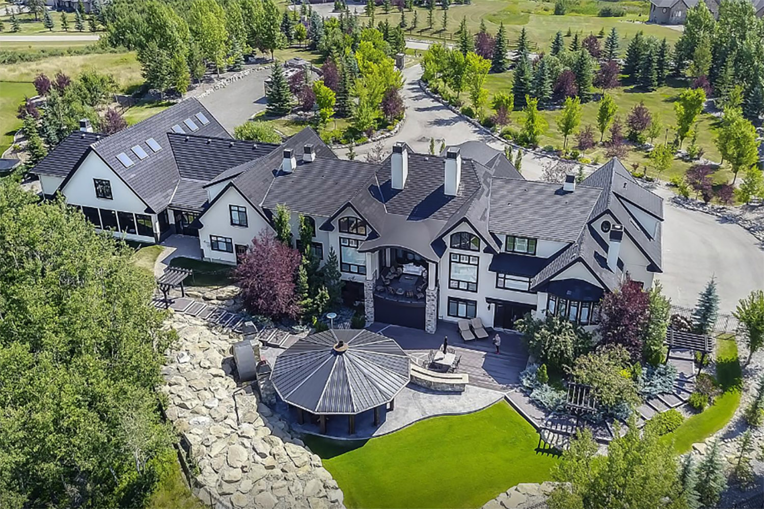 home of the week calgary 251201 Welland Dr Nw,