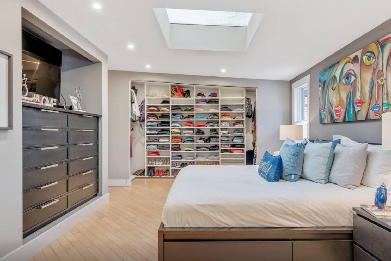 Bedroom Affordable bungalow in Lakeview