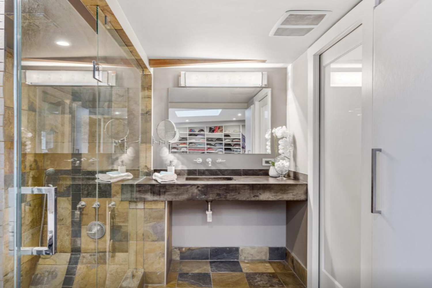 Bathroom Affordable bungalow in Lakeview